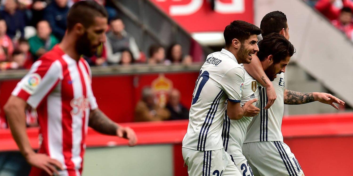 Real Madrids Isco klappas om av lagkamraten Marco Asensio efter ett av sina två mål mot Sporting Gijon.