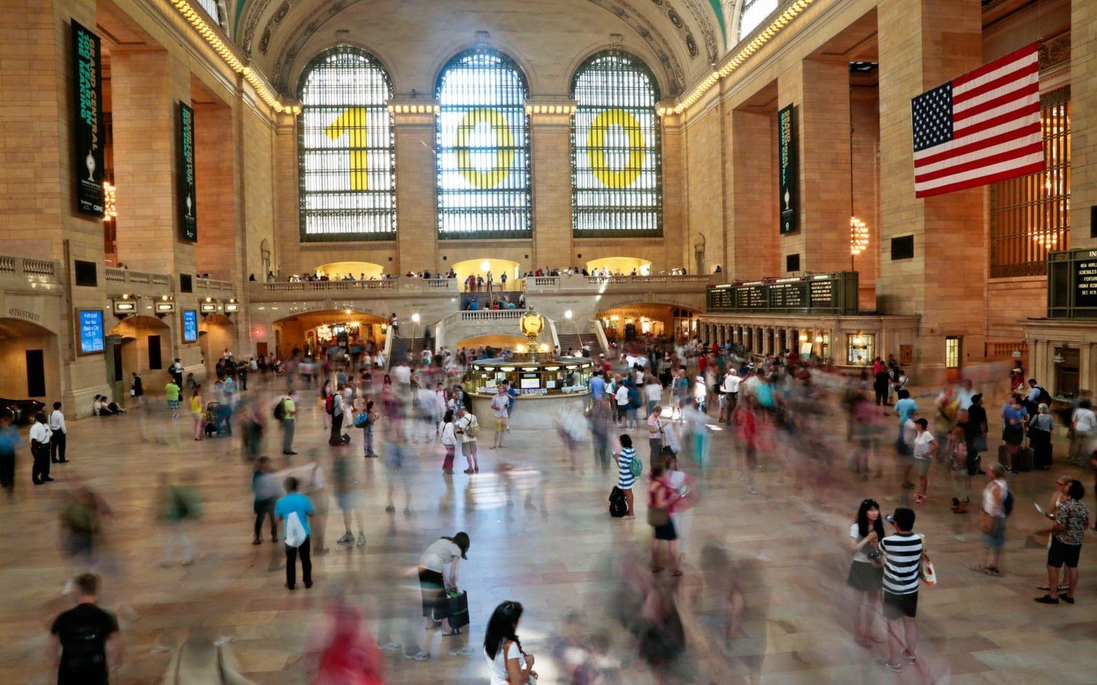 Tusentals personer kliver genom entrédörrarna till Grand Central varje dag. Flera enbart för att se den berömda byggnaden, andra ska med tåget och några är där för att spela tennis. På den fjärde våningen ligger nämligen en tennisklubb och ett gym – med en avgift på 2 400 kronor per timme. Foto: TT