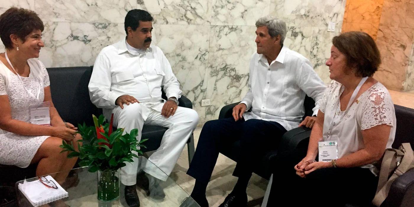 USA:s utrikesminister John Kerry samtalade med Venezuelas president Nicolás Maduro i Cartagena.