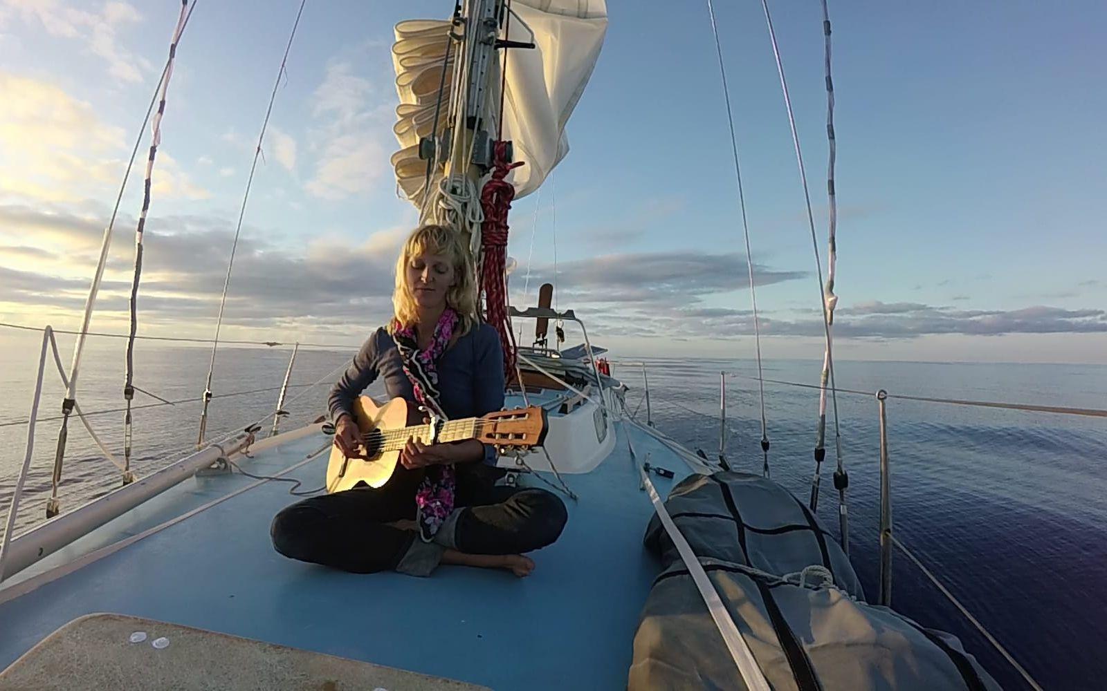 Som musiker spenderade hon mycket tid med att spela gitarr på resan. Bild: Emma Ringqvist