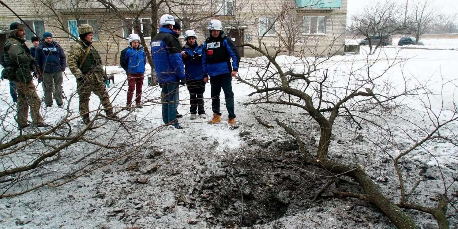 OSSE-personal vid en bombkrater i Avdiivka i östra Ukraina. Bilden är från februari i år.
