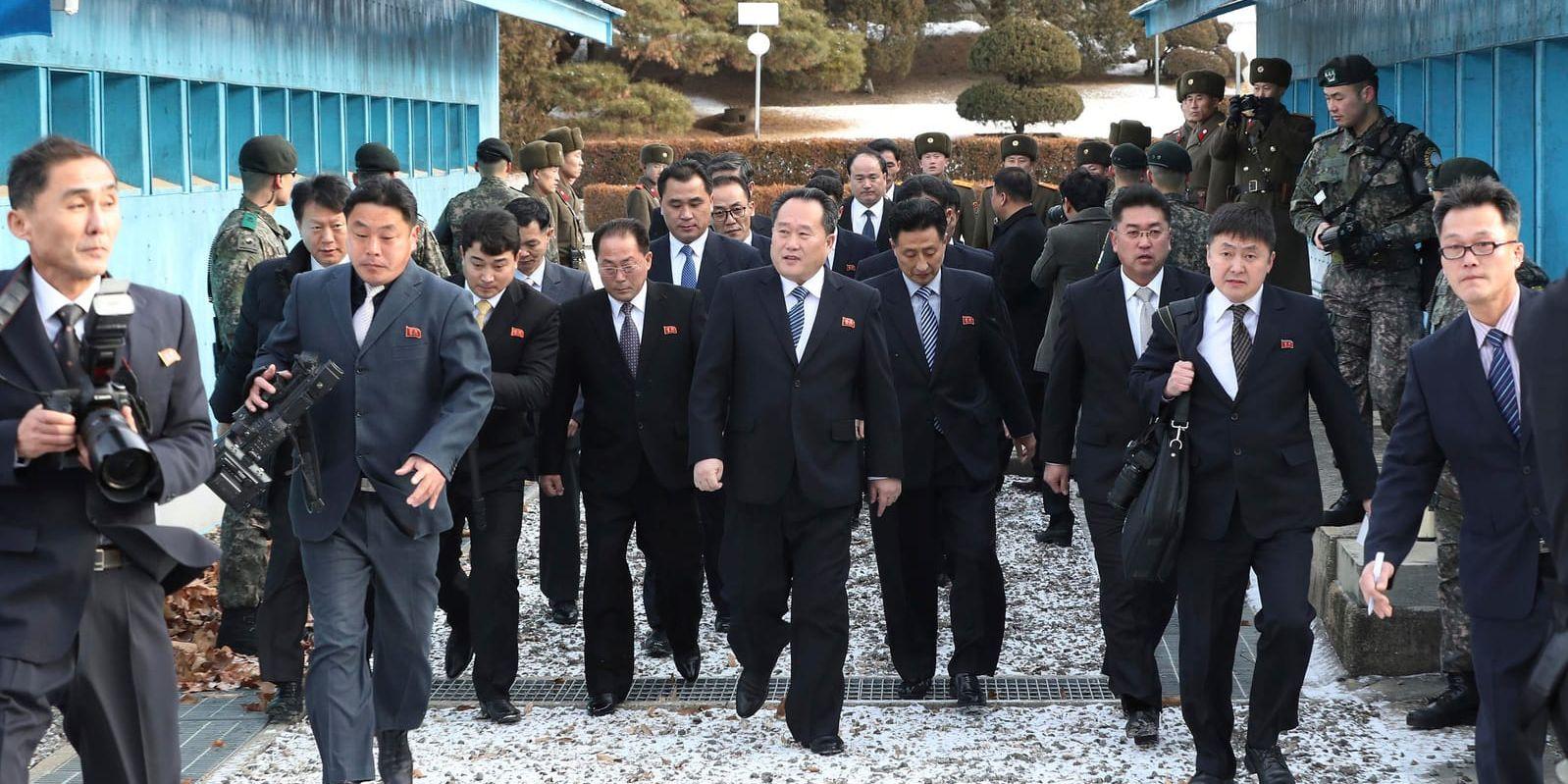 Nordkorea vill åter träffa Sydkorea i gränsbyn Panmunjom. På bilden syns den nordkoreanska delegationen när de anlände till samtalen i tisdags.