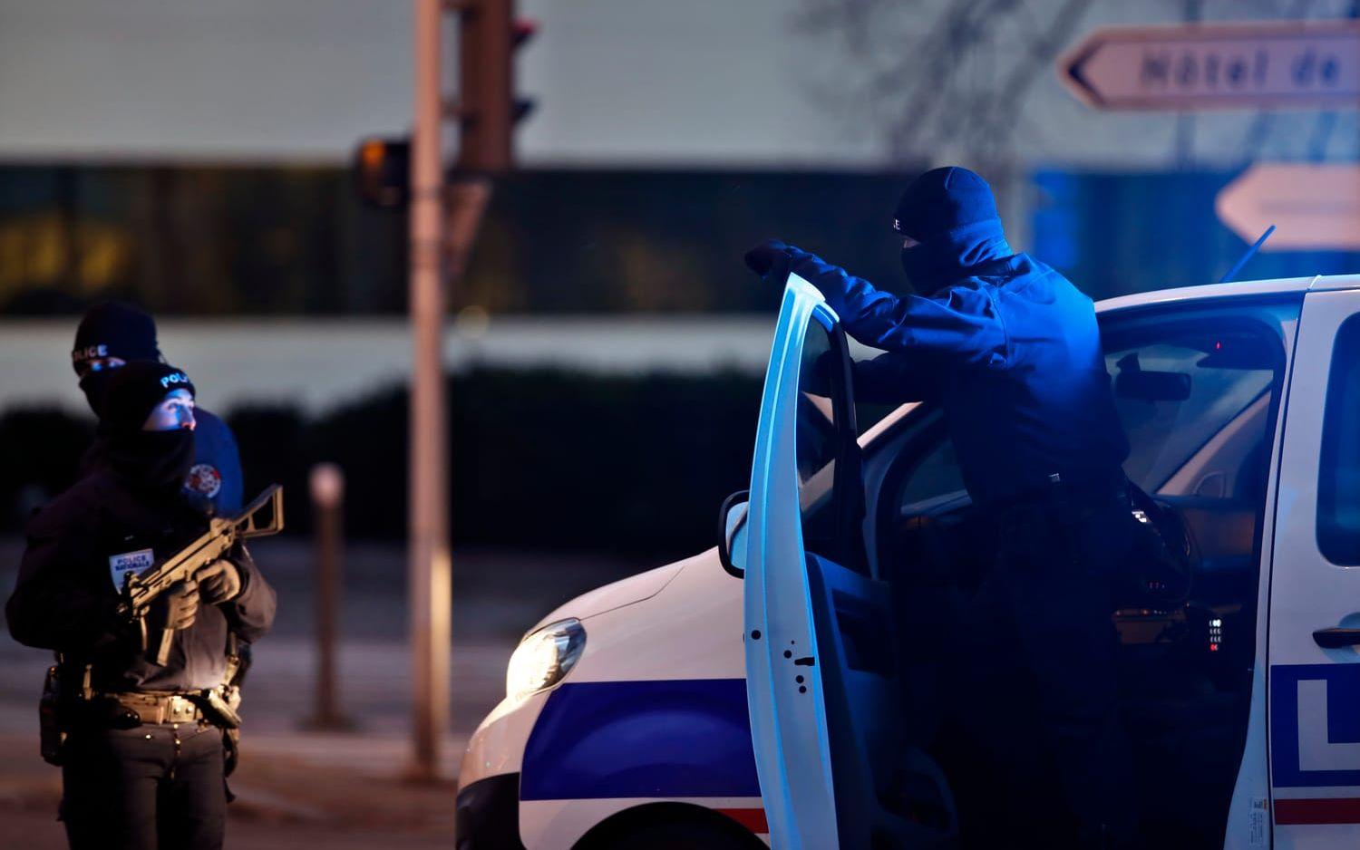 Fransk polis genomförde på torsdagskvällen en insats i La Meinau-området i Strasbourg. Enligt en poliskälla ska den man som låg bakom tisdagens dödskjutning vara död.