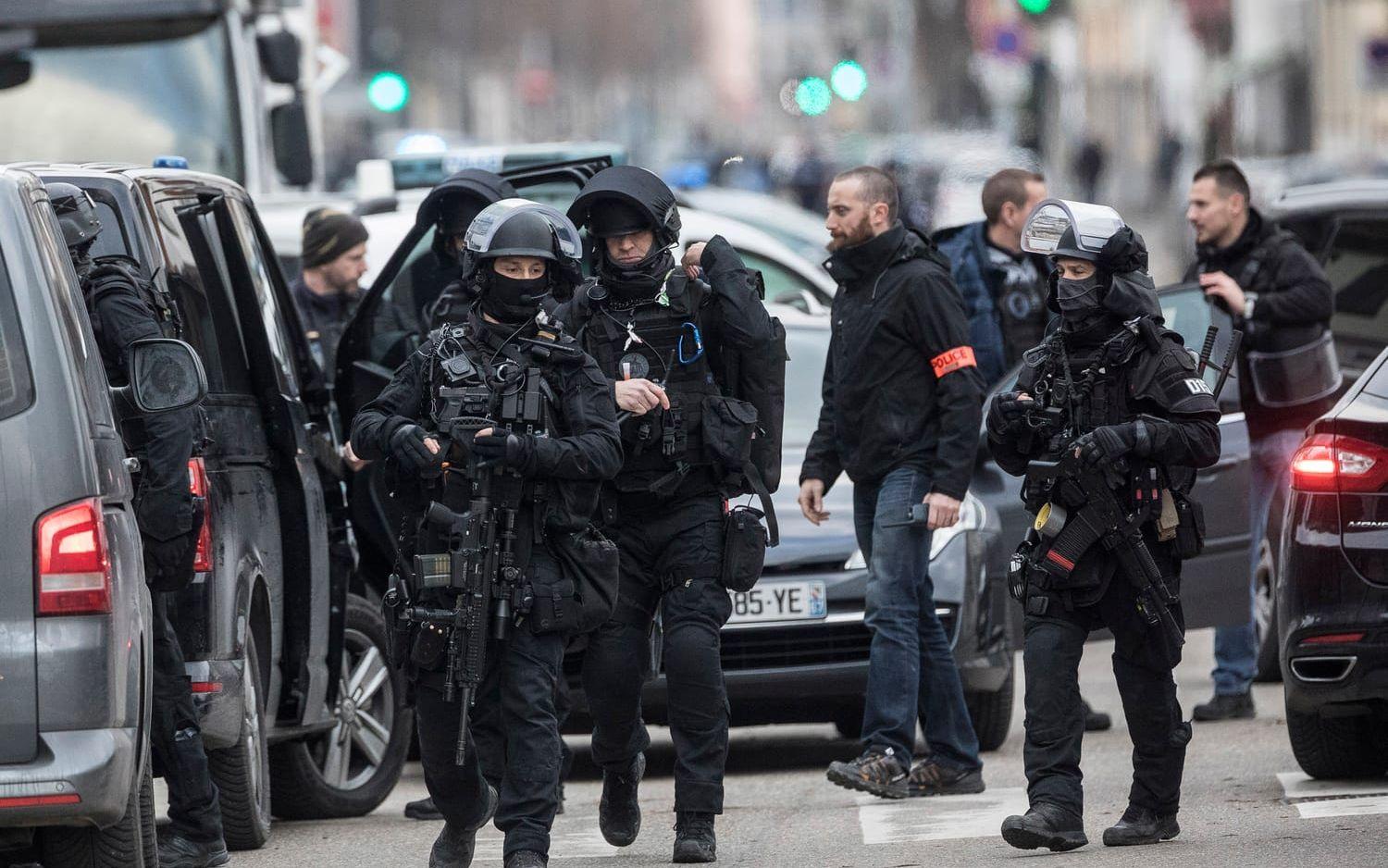 Terrorhotnivån i Frankrike höjdes till den allra högsta efter tisdagens dåd.