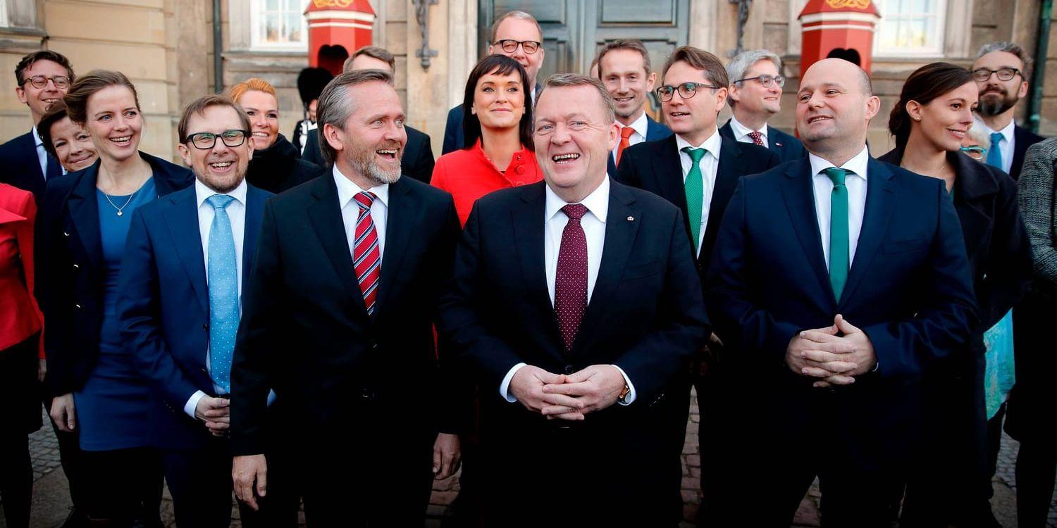 Danmarks konservative justitieminister Søren Pape Poulsen, här till höger i bild med knäppta händer intill statsminister Lars Løkke Rasmussen, har frågan om huliganbråk på sitt bord. Arkivbild.