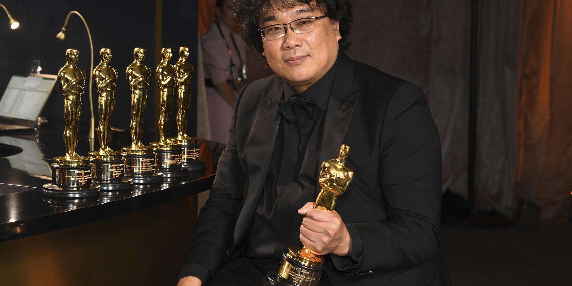Regissören Bong Joon-Ho med statyetterna som han och hans film 'Parasit' tog hem vid årets Oscarsgala. Arkivbild. 
