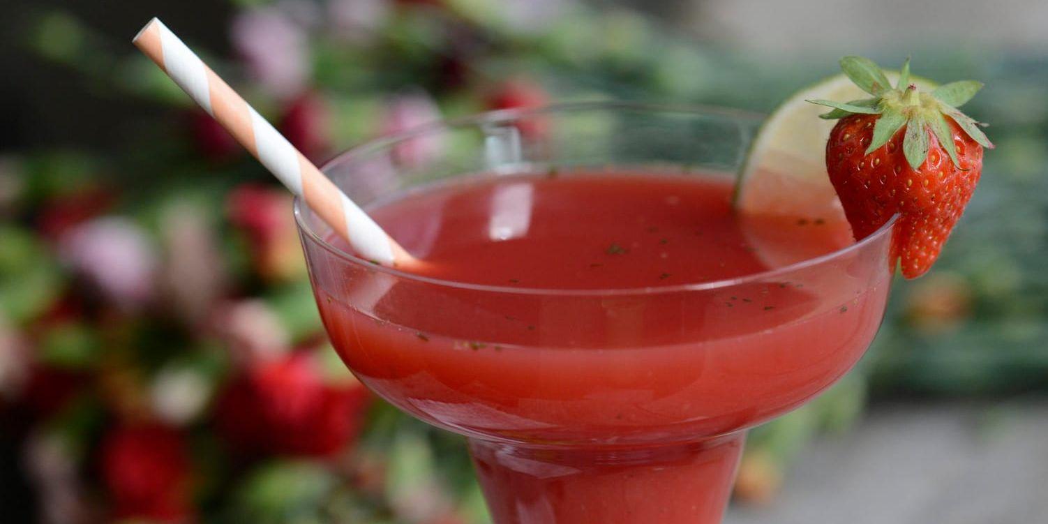 Sommardrink med vattenmelon och jordgubbar. Arkivbild.