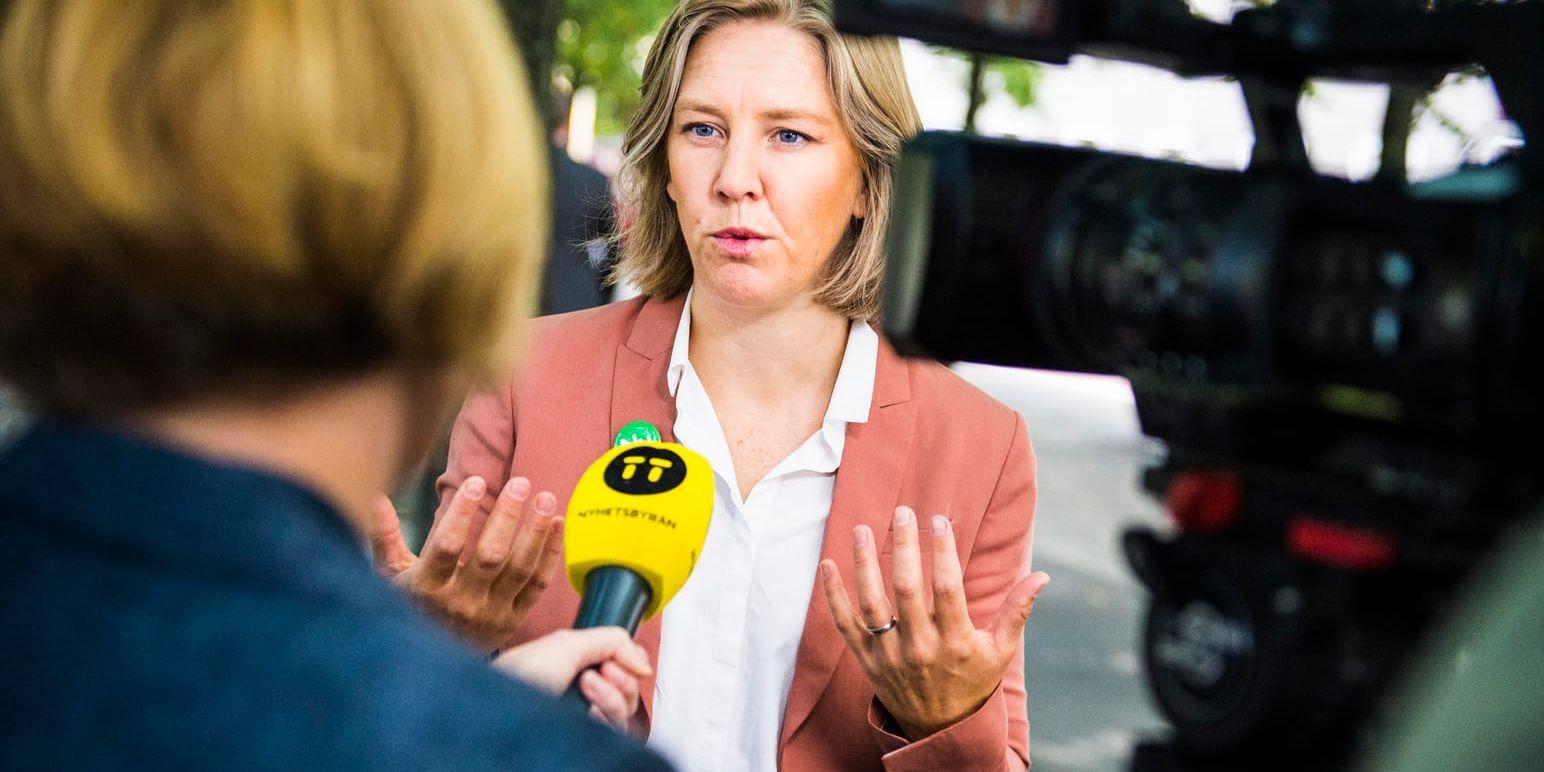 Miljöpartiets miljöminister Karolina Skog (MP) presenterar ett vallöfte om förbättringar av kollektivtrafiken under en pressträff i Stockholm.