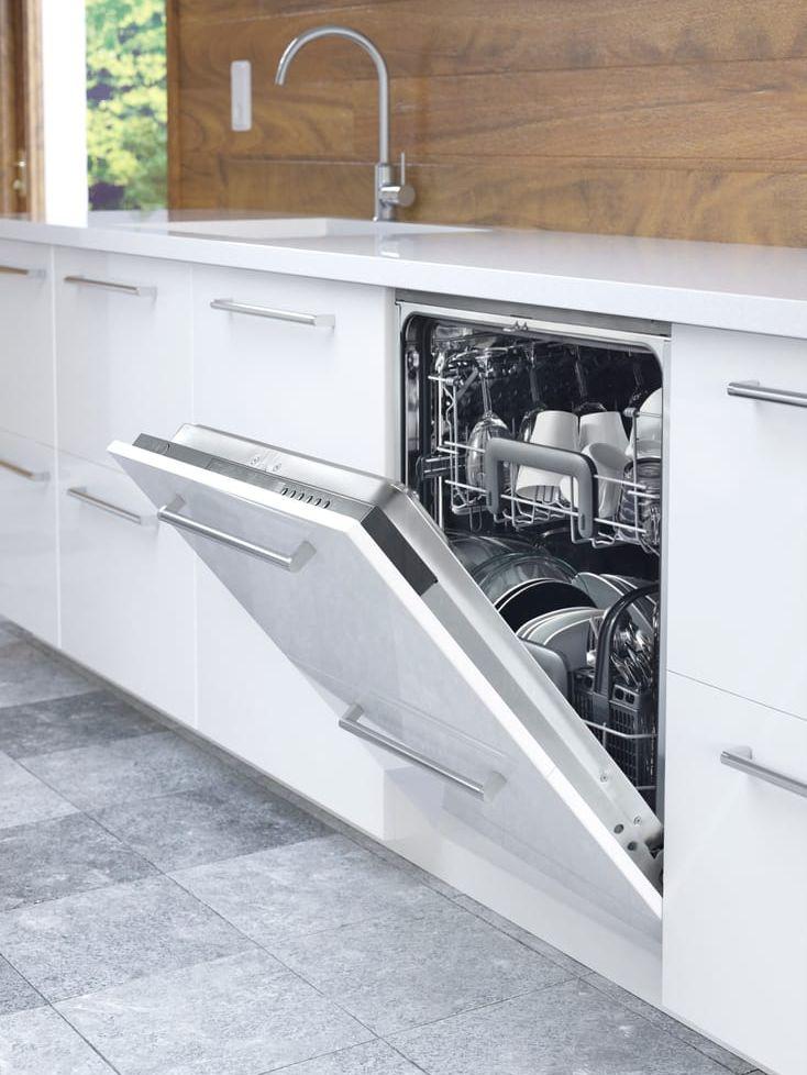 Dölj diskmaskinen bakom en front som matchar resten av köket för en enhetlig stil. Foto: Ikea