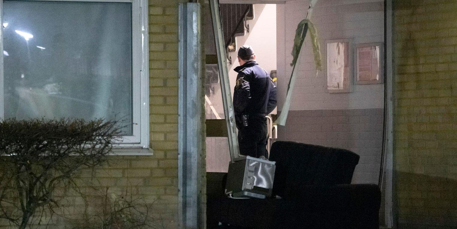 Polis på plats efter en explosion i ett trapphus på Ramels väg i Rosengård i Malmö.