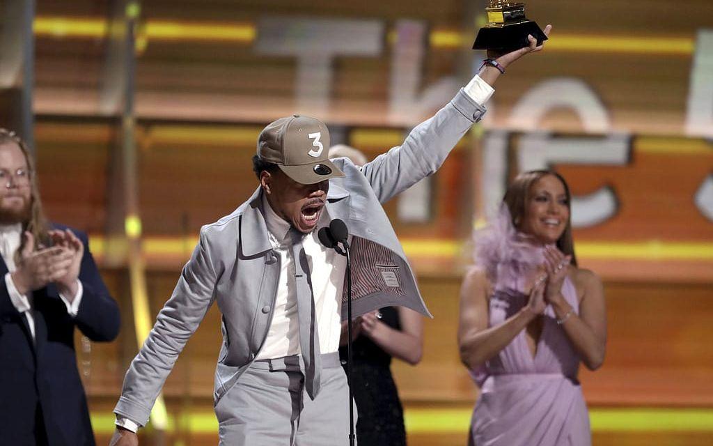 Den amerikanska rapparen Chance The Rapper, 24, tog hem tre priser under årets Grammygala i kategorierna Bästa rapalbum, Bästa rapartist och Årets nykomling. Med låtar som "No problem", "Cocoa Butter Kisses" och "Same drugs" har han på kort tid gjort sig ett namn i hiphopvärlden. Foto: TT.
