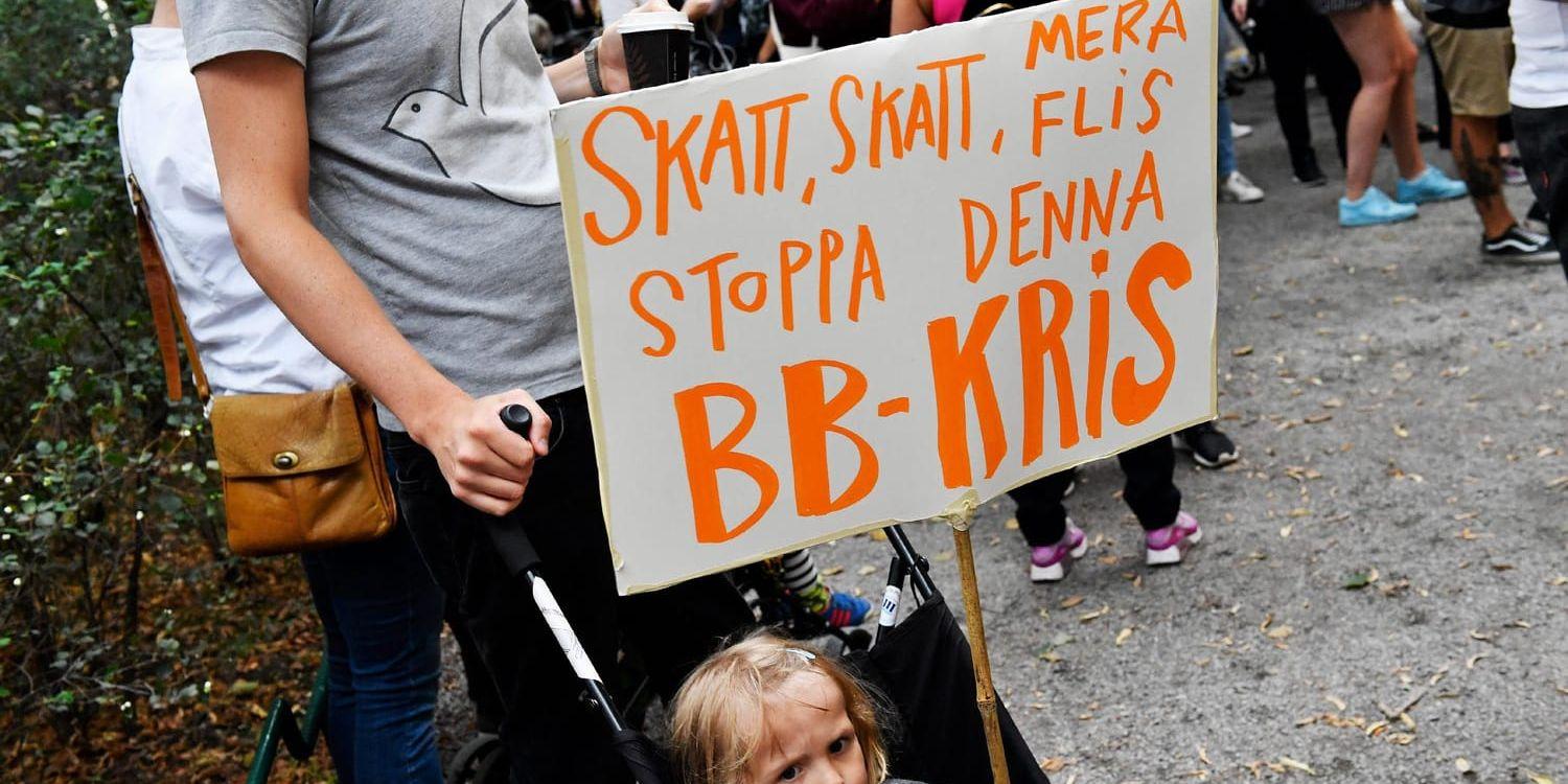 Kris. Vårdköerna i Sverige är längst i Europa, människor demonstrerar mot neddragningar i förlossningsvården och bara hälften av alla svenskar har en fast läkarkontakt i primärvården. Under tre år med den rödgröna regeringen, som styrt landet i högkonjunktur, har krisen vuxit fram och förvärrats, skriver debattören.