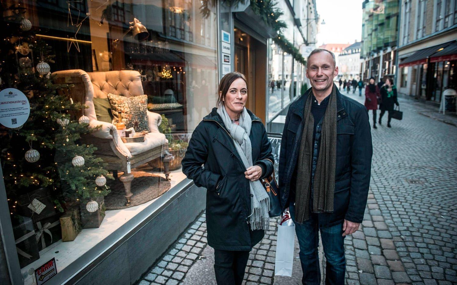 På genomresa. Jörgen och Åsa Olofsson är i Göteborg för att besöka parets son. De gillar butikernas jultskyltning. "Ja, det fick ju oss att gå in i alla fall", säger Åsa. Bild: Olof Ohlsson