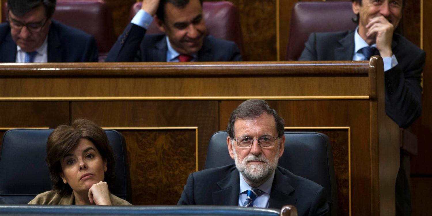 Soraya Sáenz de Santamaría och Mariano Rajoy, på främre raden, vid en budgetdebatt i Madrid i maj.