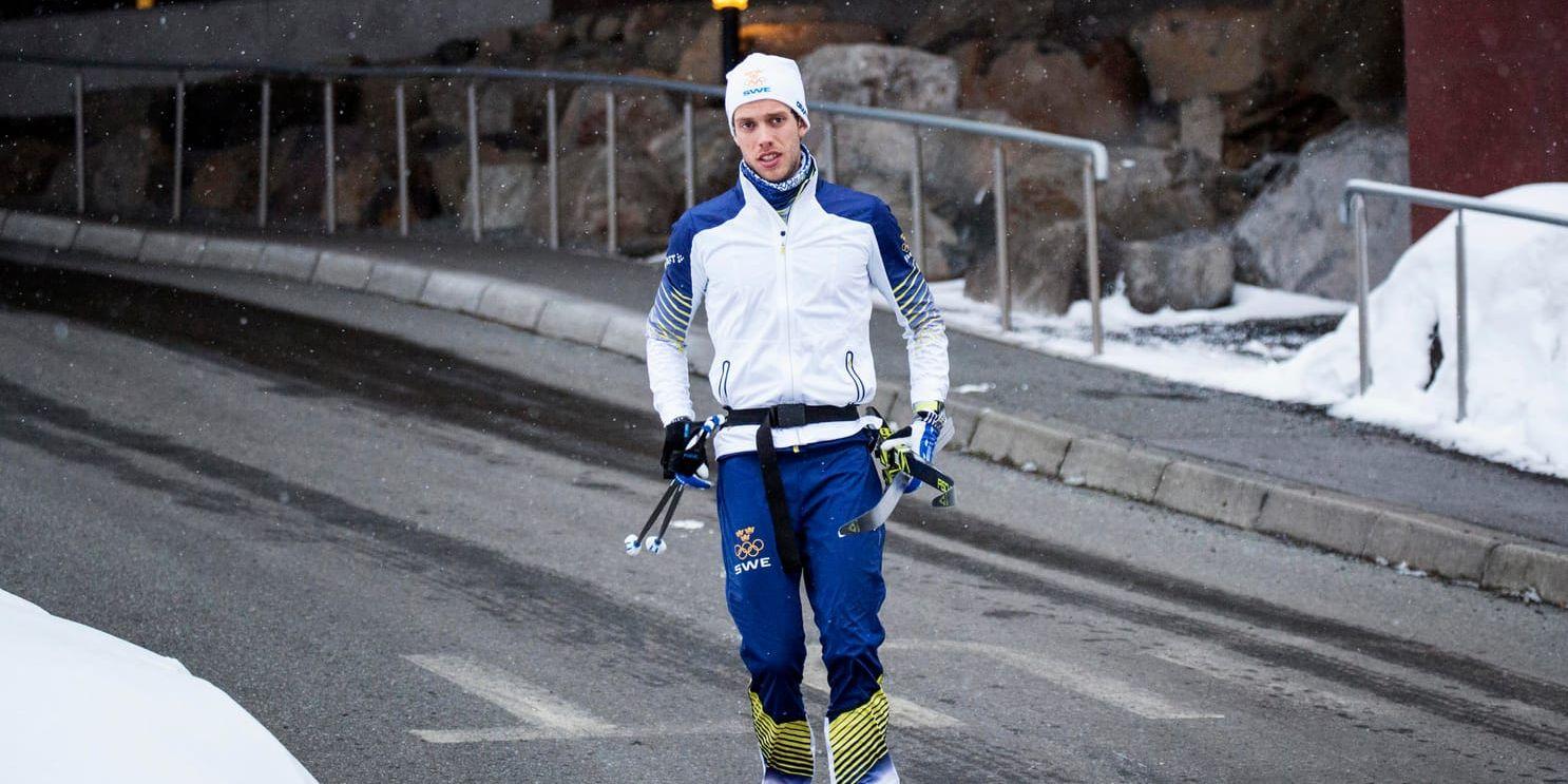 Marcus Hellner på väg ut för att träna under längdlandslagets OS-förläger i Date utanför Sapporo, Japan.