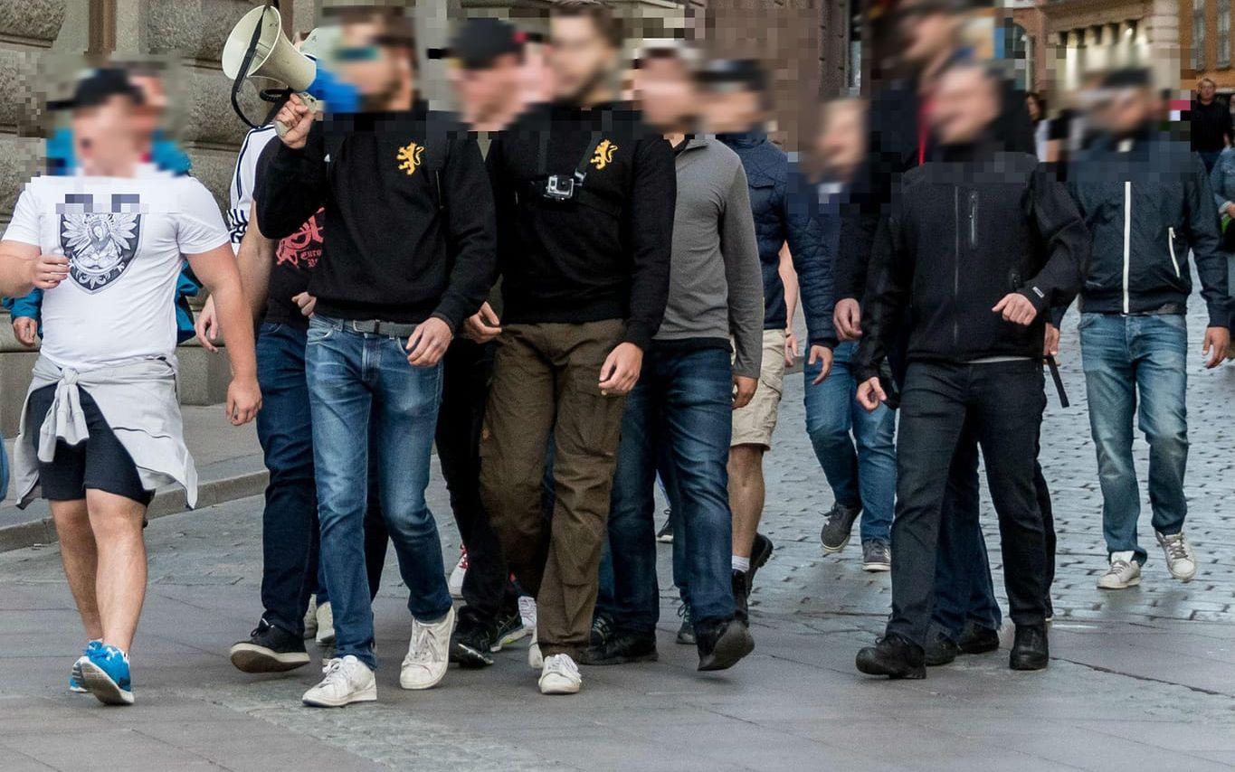 Ögonvittnen berättar att den grupp som attackerade demonstrationen skanderade "Nordisk ungdom", en högextrem organisation.Bild: Pelle T Nilsson / Stella Pictures
