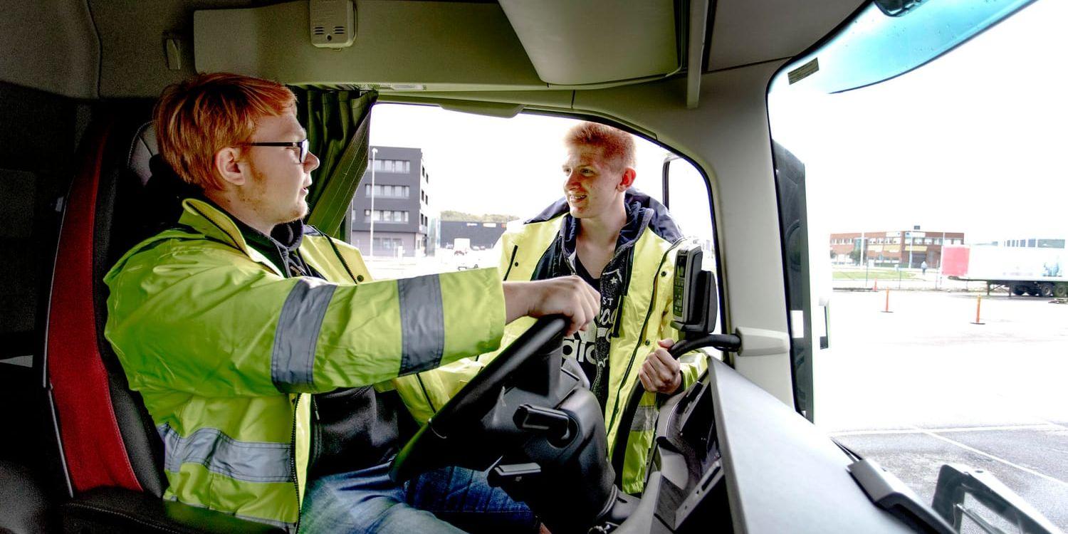 Johan Sannestål från Lerum och Max Johansson från Göteborg som går på det kommunala transportgymnasiet MTG i Göteborg. Det är brist på lastbilschaufförer i Sverige, bland annat till följd av EU:s krav på kompetensbevis som infördes för några år sedan.