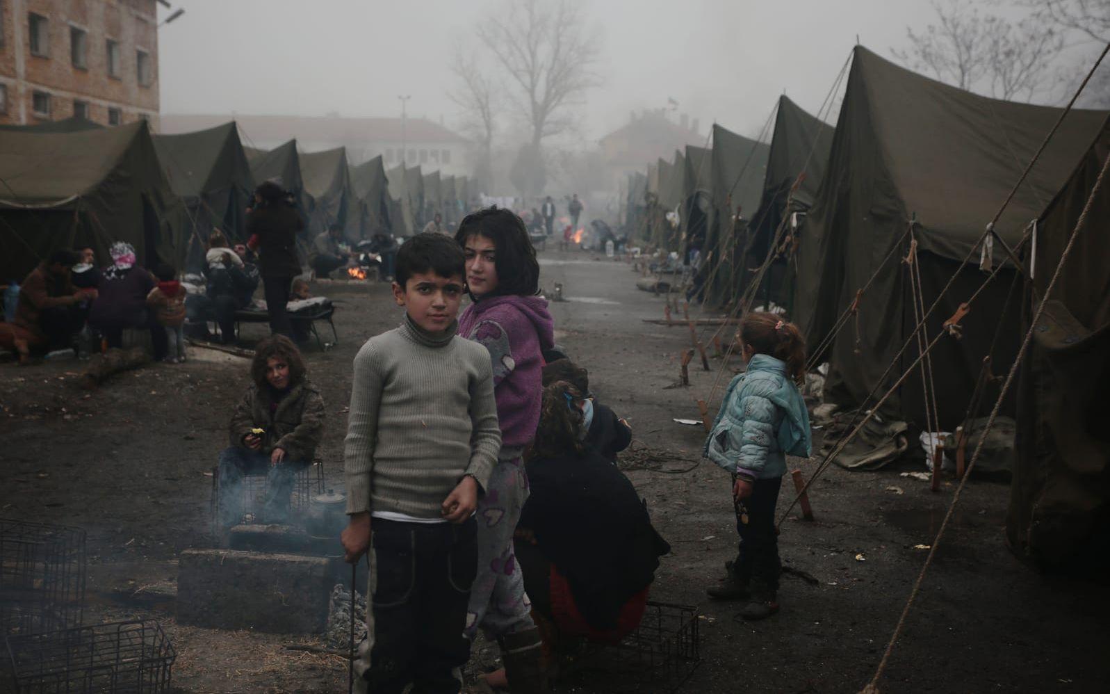 Så här såg det ut i ett flyktingläger i Bulgarien 2013. Man har sedan dess byggt bostäder på plats men för två veckor sedan fanns det inget värme i lokalerna, berättar Lydia Gall. Bild: TT