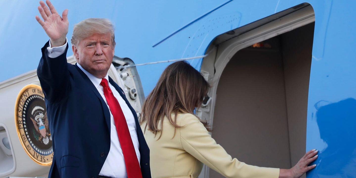 Hej då, Finland. Donald och Melania Trump stiger in i Air Force One på flygplatsen Vanda efter toppmötet.