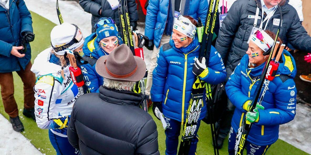Kung Carl XVI Gustaf gratulerar Sveriges stafettlag efter silvermedaljen.