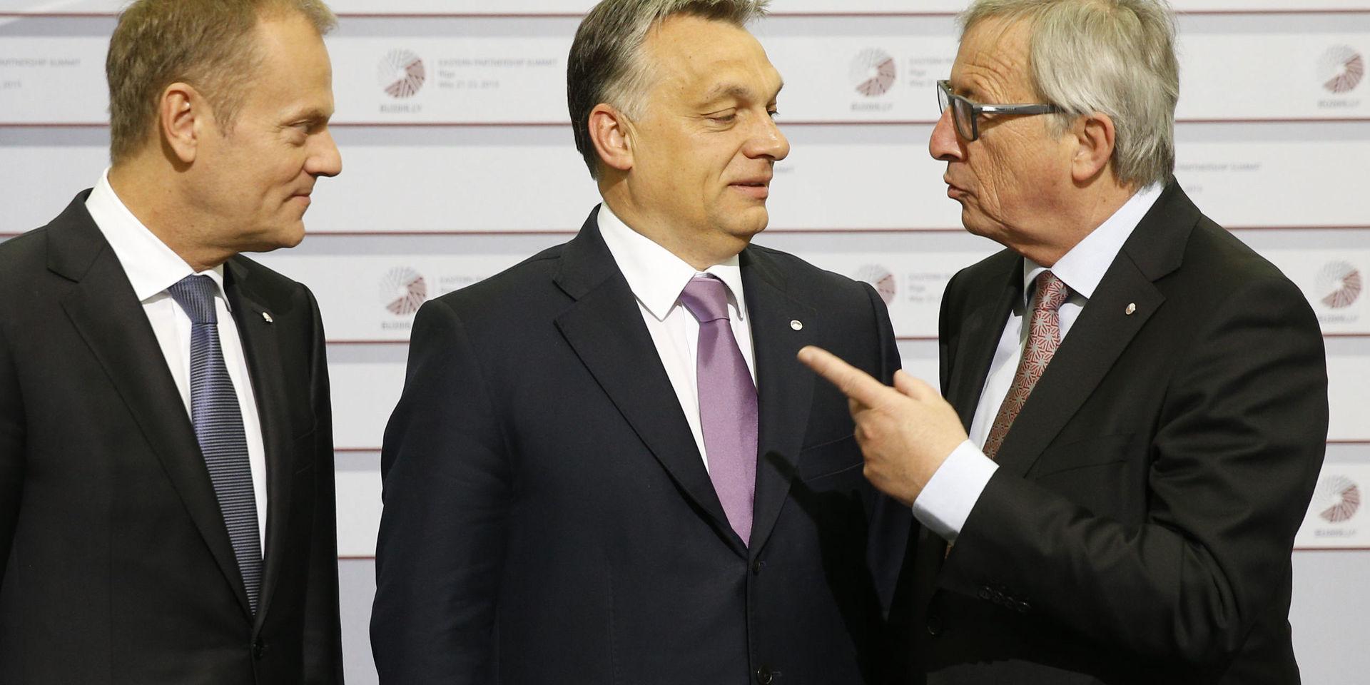 Juncker skämtar med Viktor Orbán.