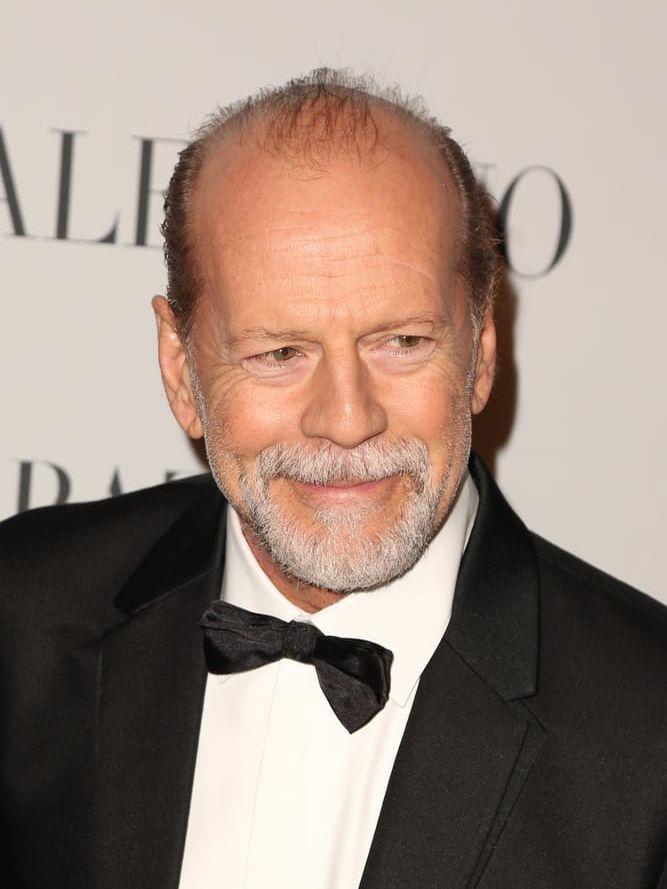 Bruce Willis går all in på farfarslooken. BILD: Stella