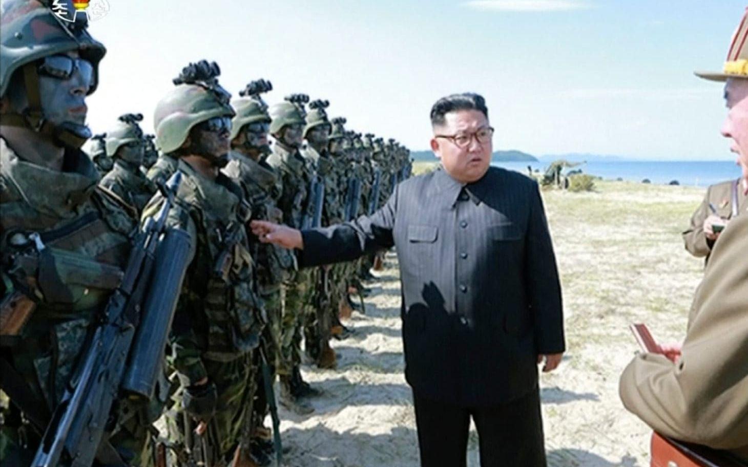 En bild från den nordkoreanska tv-kanalen KRT visar diktatorn Kim Jong-Un inspektera trupper. FOTO: KRT via AP
