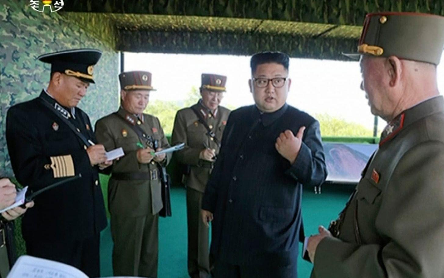 Kim Jong-Un samtalar med högt uppsatta nordkoreanska officerare. FOTO: KRT via AP
