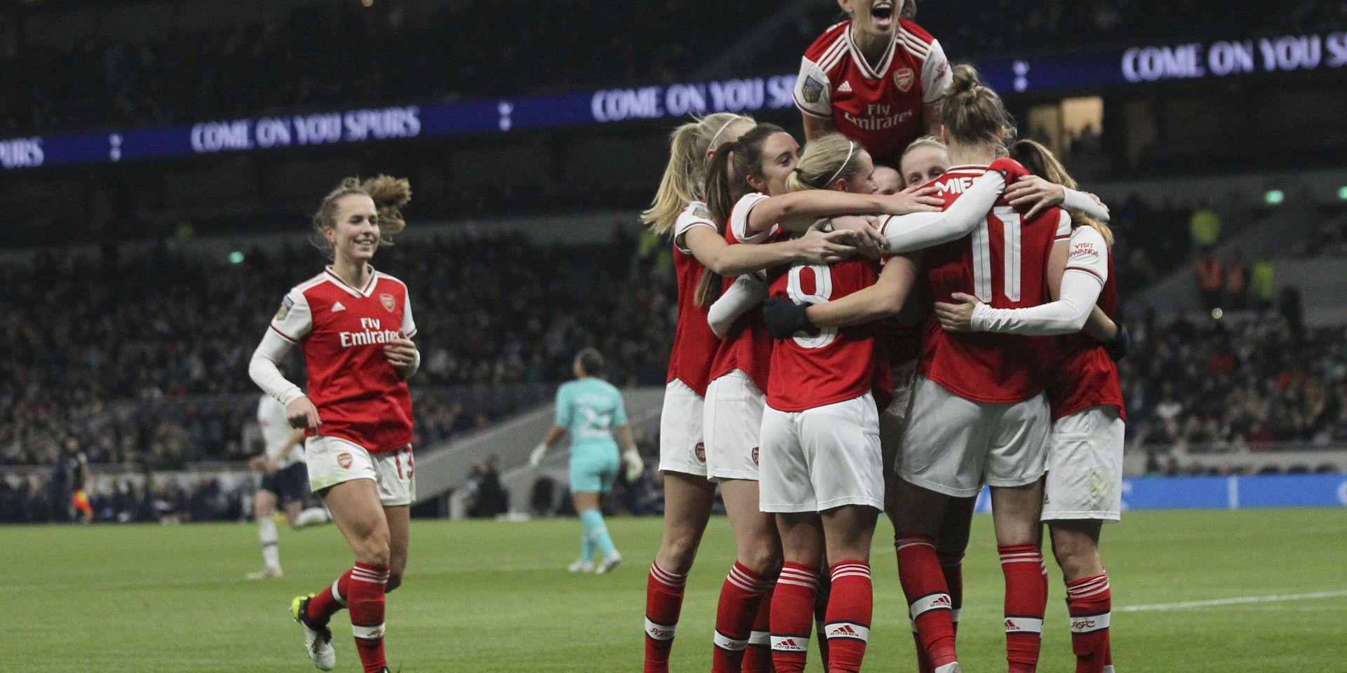 38 262 åskådare såg Arsenal bortaslå Tottenham i Women's Super League.