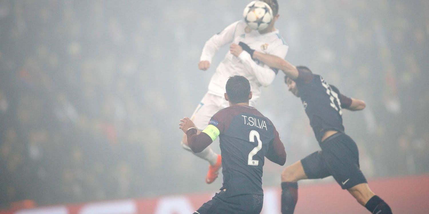 Cristiano Ronaldo nickar in Real Madrids ledningsmål mot Paris SG på Parc des Princes.