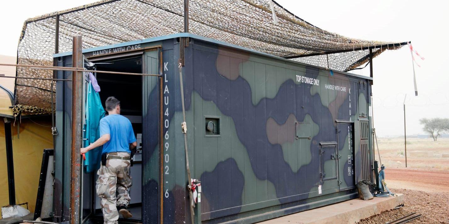 Sverige har cirka 250 soldater på Mali, här en av dem vid en blodcontainer.