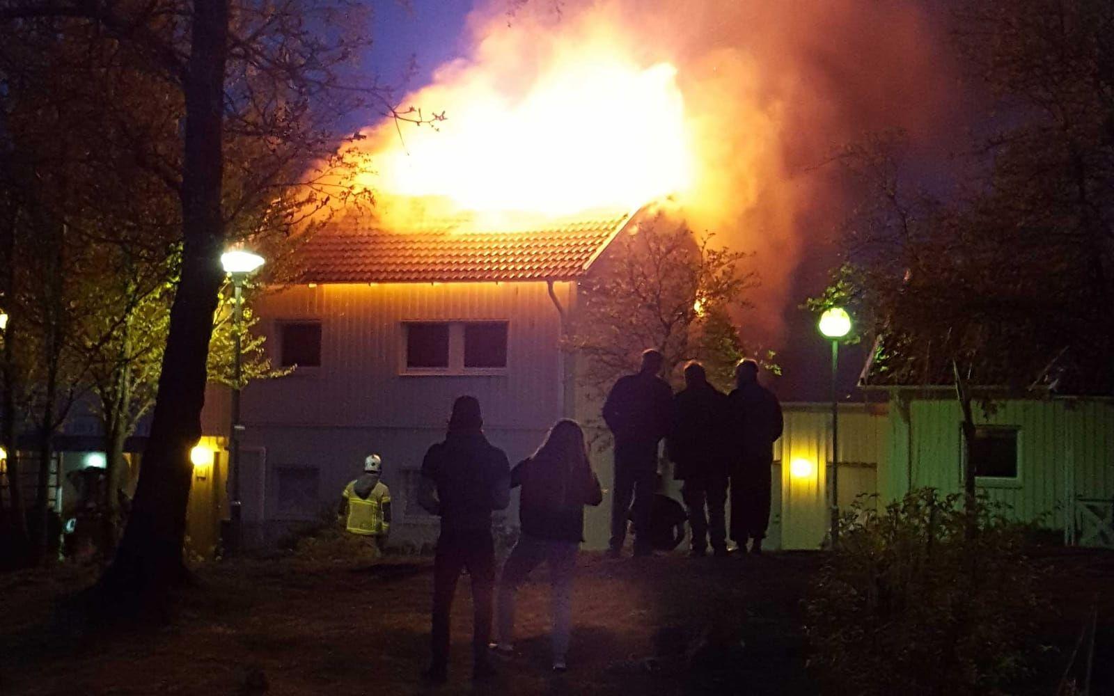 Flerfamiljshuset brann kraftigt och taket rasade in. Bild: Läsarbild