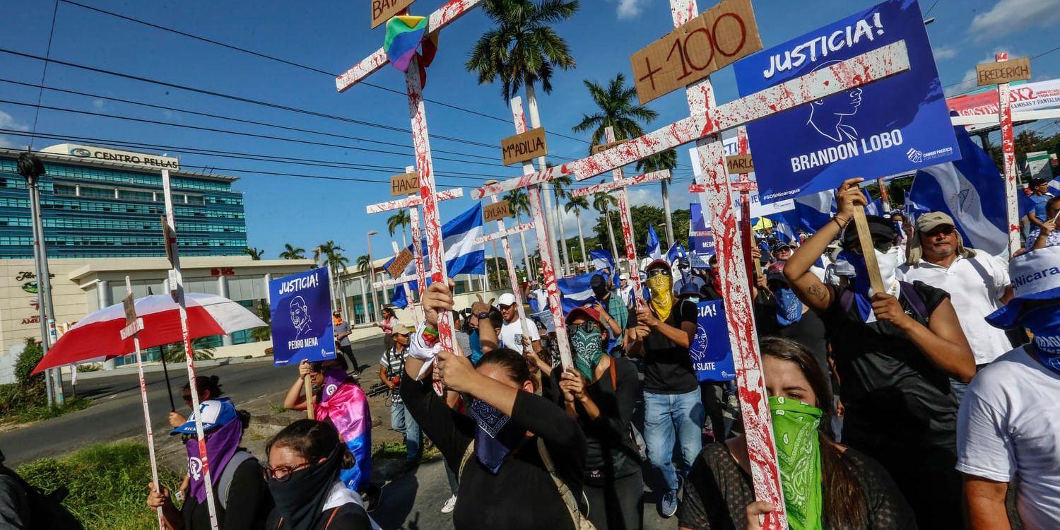 Demonstranter i Nicaraguas huvudstad Managua tidigare i augusti bär kors med röd färg för att protestera mot regeringen och våldet i landet. Arkivbild.