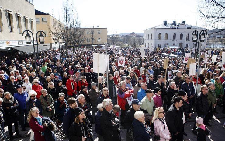 I våras hölls stora demonstrationer i Härnosand som reaktion på besparingsplanerna för sjukhuset i Sollefteå. Bild: TT