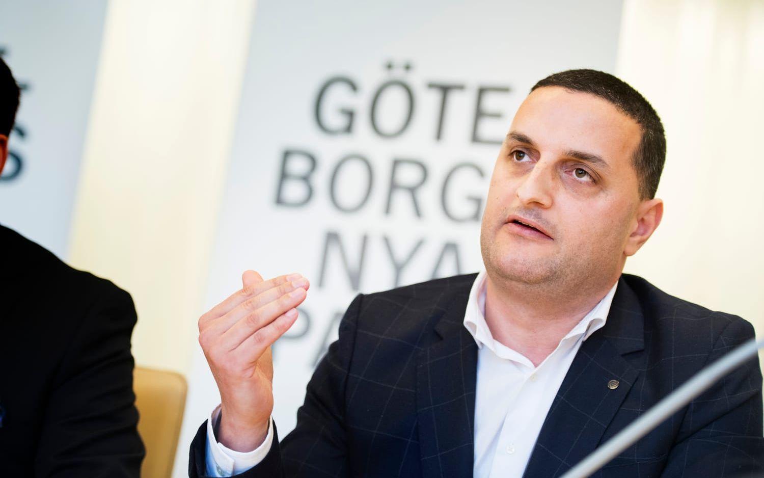 Jahja Zeqiraj, ordförande i SDN Västra Hisingen, är missnöjd med att valnämnden inte vill att man inför fler förtidsröstlokaler. 