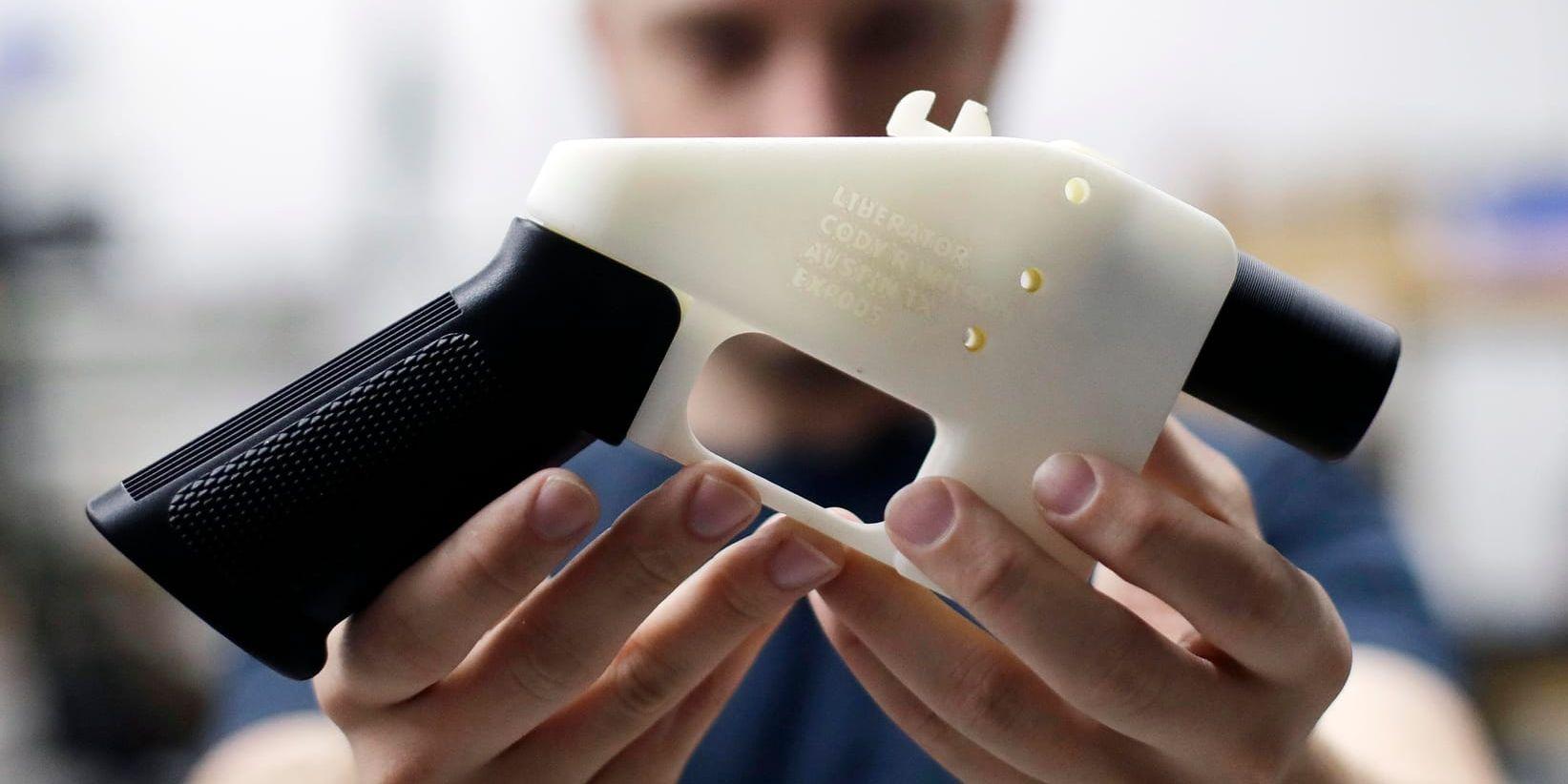 Vapenrättsaktivisten och självutnämnde kryptoanarkisten Cody Wilson håller upp pistolen "The Liberator", tillverkad helt i plast med hjälp av 3D-skrivare. Nu ska en domstol avgöra om det är lagligt eller ej att publicera ritningarna till pistolen på internet. Arkivbild.