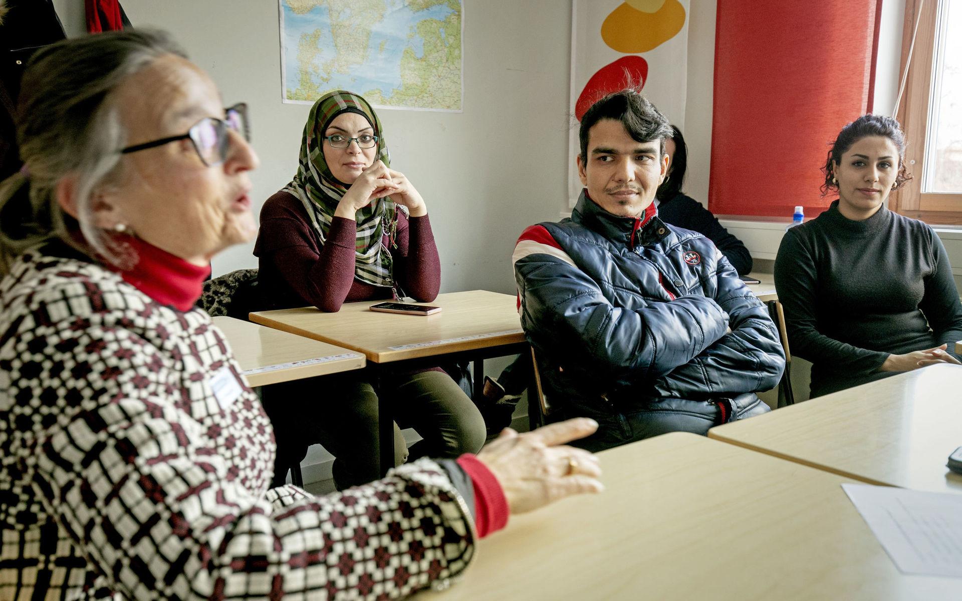 Läraren Britt Nedestam berättar om programmet i Stockholm för Reem Osman, Sayed Muhammed Akbari och Tahmineh Boviri.
