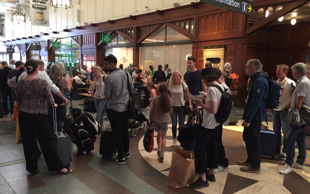 Många stod i kö till SJ:s resebutik på centralstationen i Göteborg.