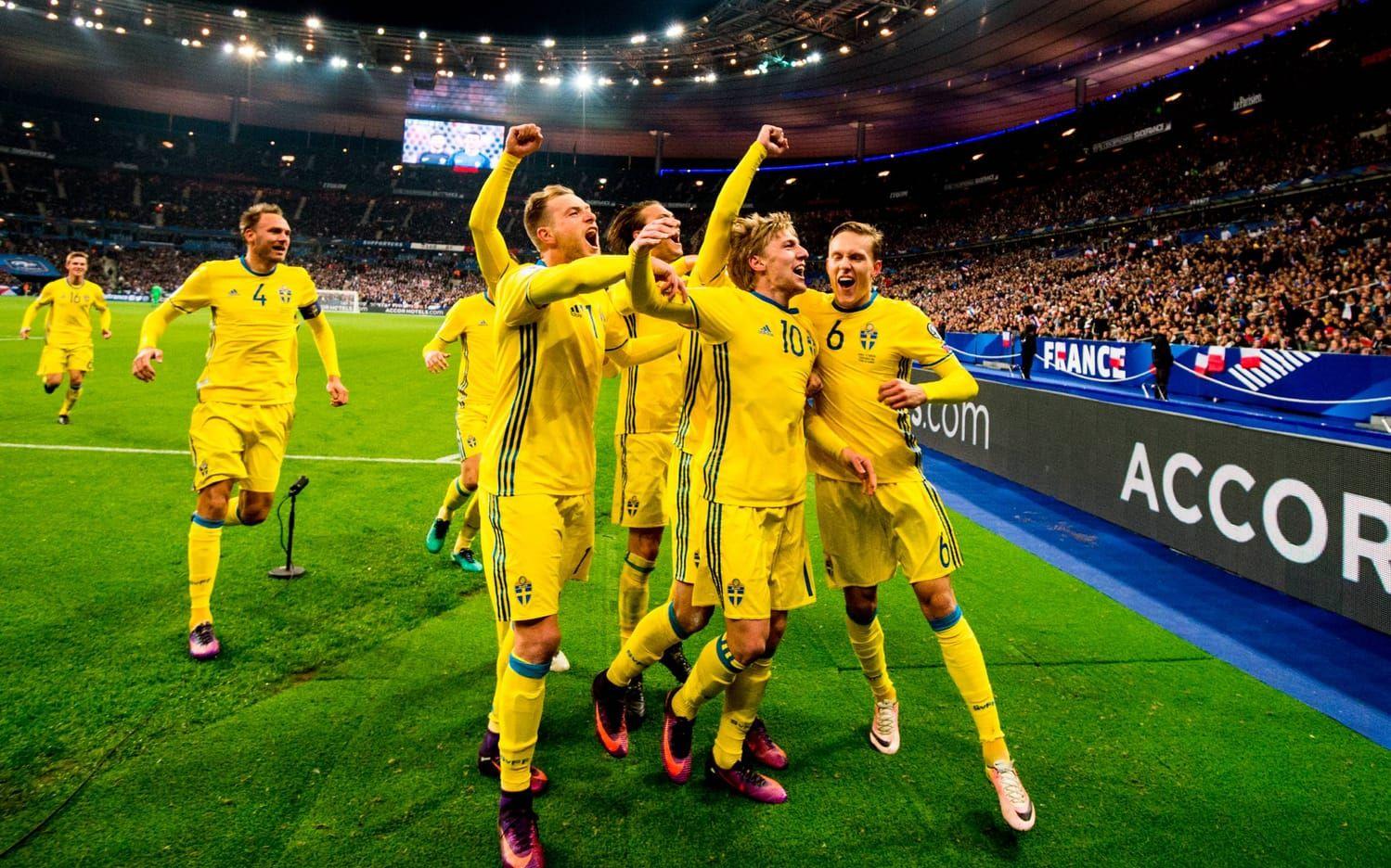 Svenskt jubel efter Forsbergs 1-0-mål mot Frankrike i VM-kvalet. Bild: Bildbyrån