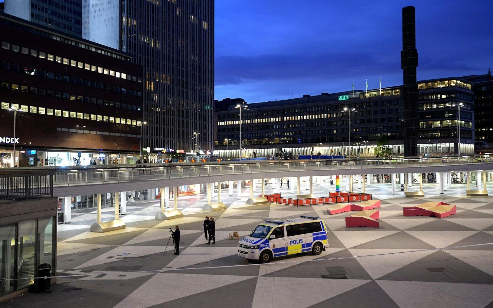 En person sköts av polisen på Sergels torg mitt i centrala Stockholm.