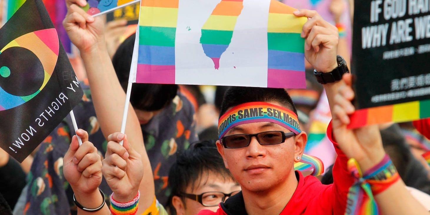 Demonstranter för samkönade äktenskap i Taiwans huvudstad Taipei i december. Arkivbild.