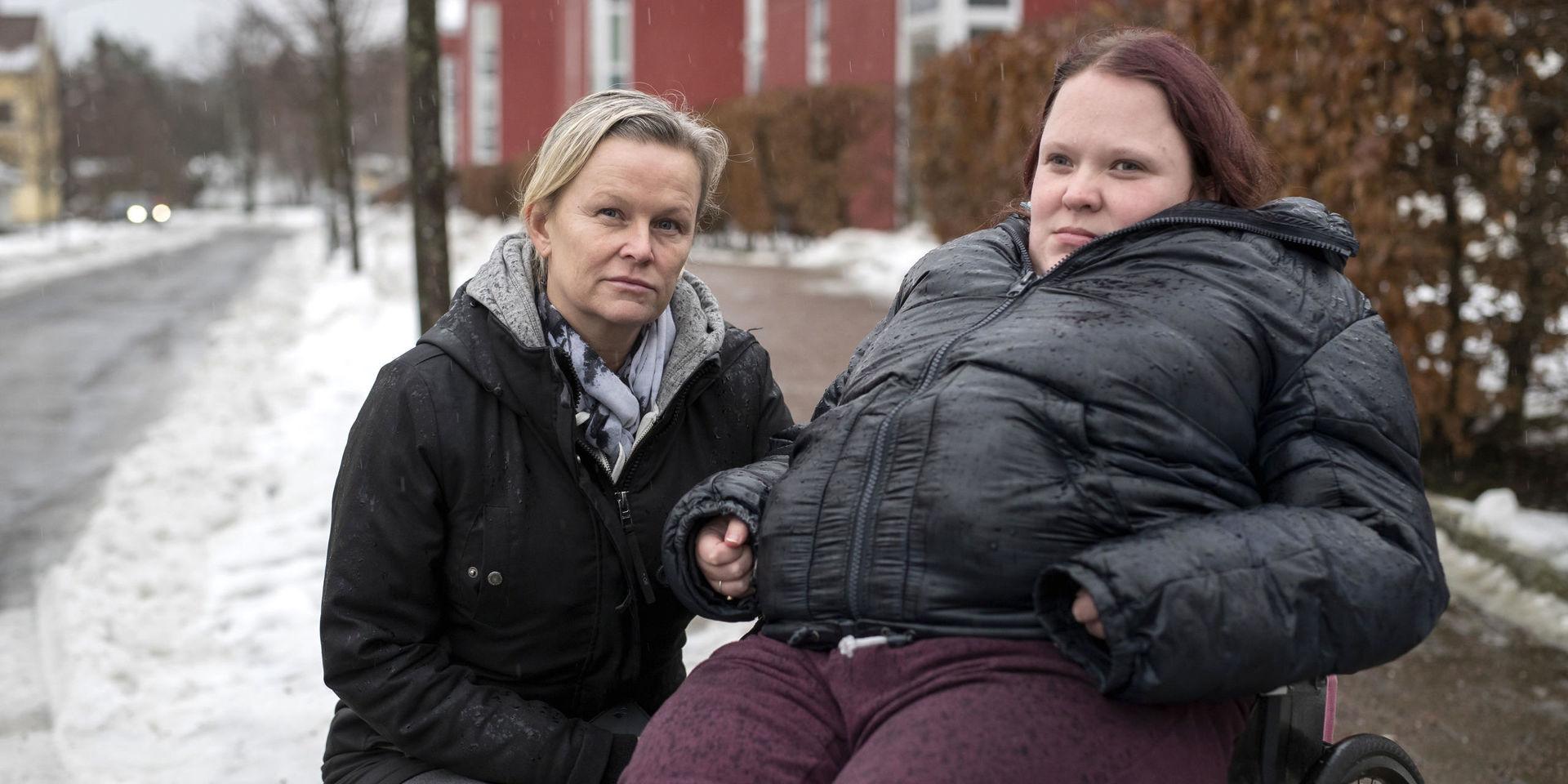 Jennifer Fredriksson, här med mamma Marie Appelgren, har problem att komma ut med rullstolen på grund av dålig snöröjning. Först nu när en hel del har töat bort kan hon röra sig utomhus utan problem igen. 