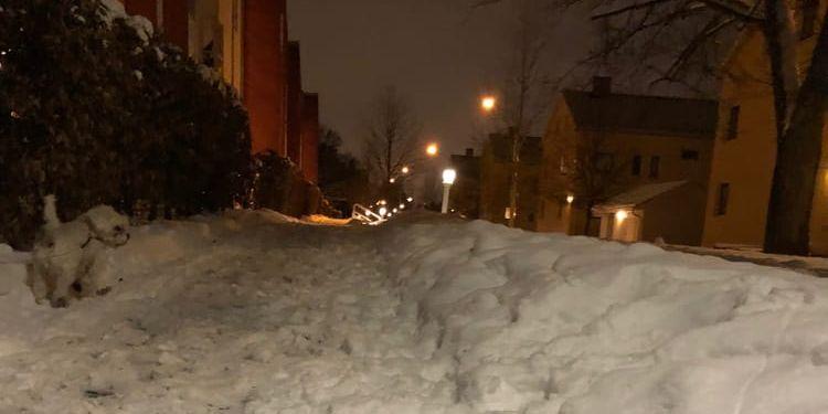 Snösitutionen utanför familjen Appelgren/Fredrikssons lägenhet när snön slog till i Jonsered.