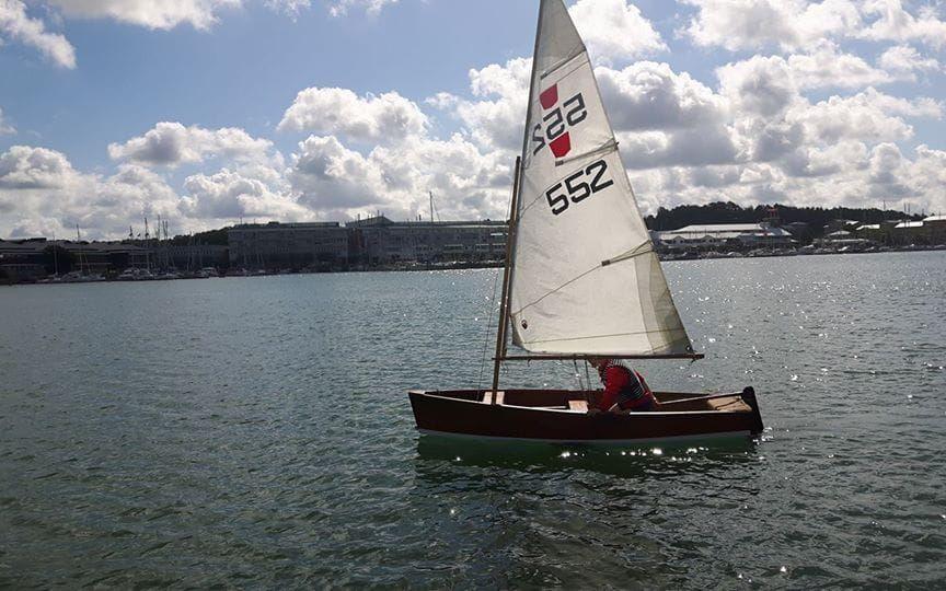 Båttypen Jolly-Scott gör comeback i tävlingen lilla Tjörn runt. Det var 37 år sedan sist som den här sortens båtar var med och tävlade. Bild: Privat