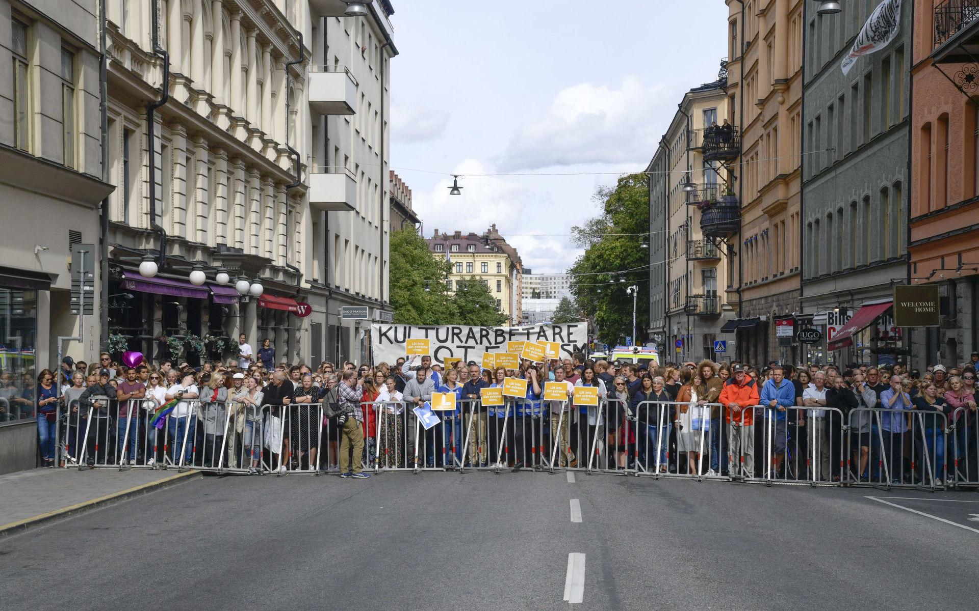 Motdemonstranter bakom avspärrningarna på Scheelegatan under NMR-demonstrationen på Kungsholms Torg i Stockholm.