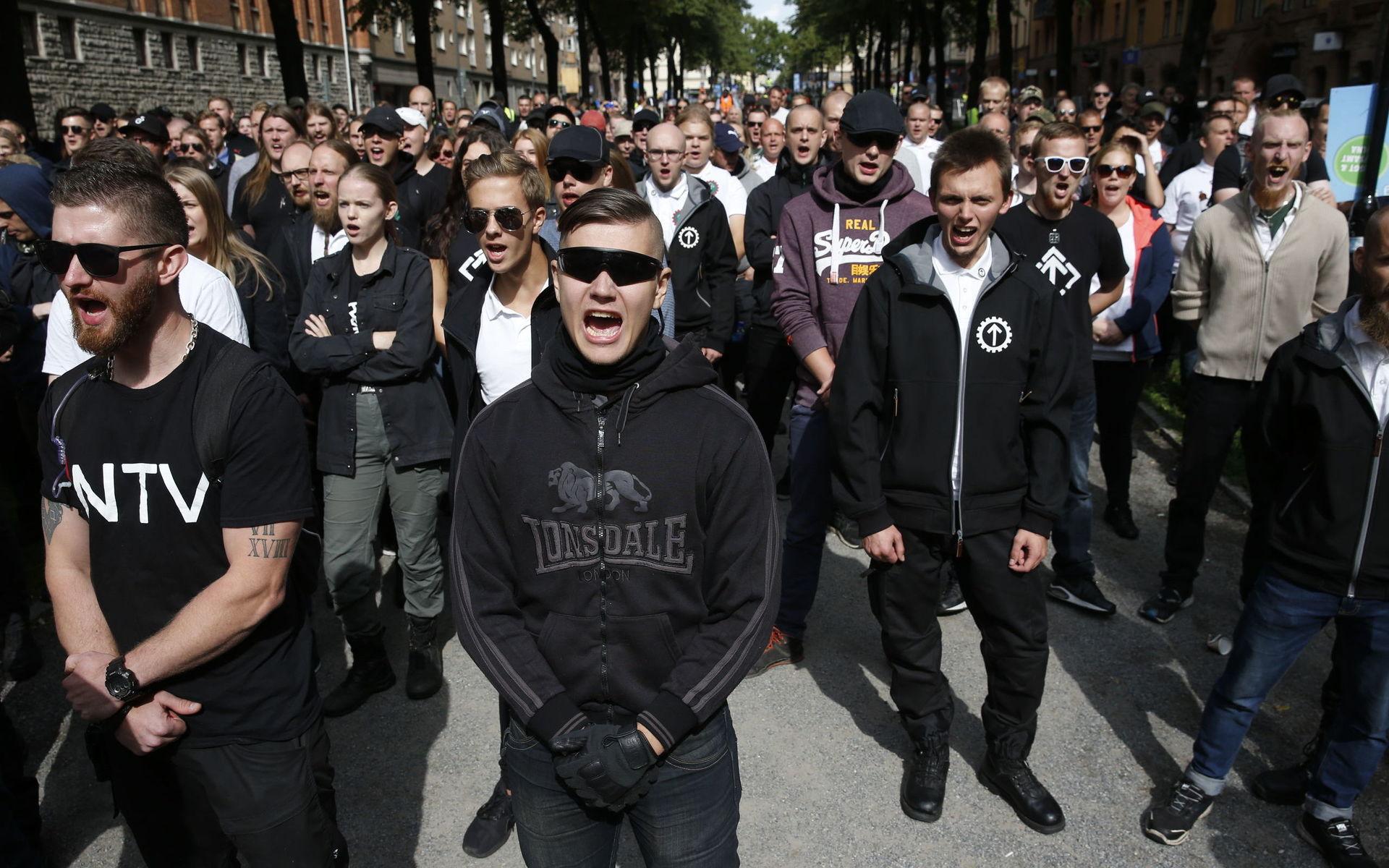 Deltagare skanderar om folkförrädare under NMR-demonstrationen på Kungsholms torg i Stockholm.