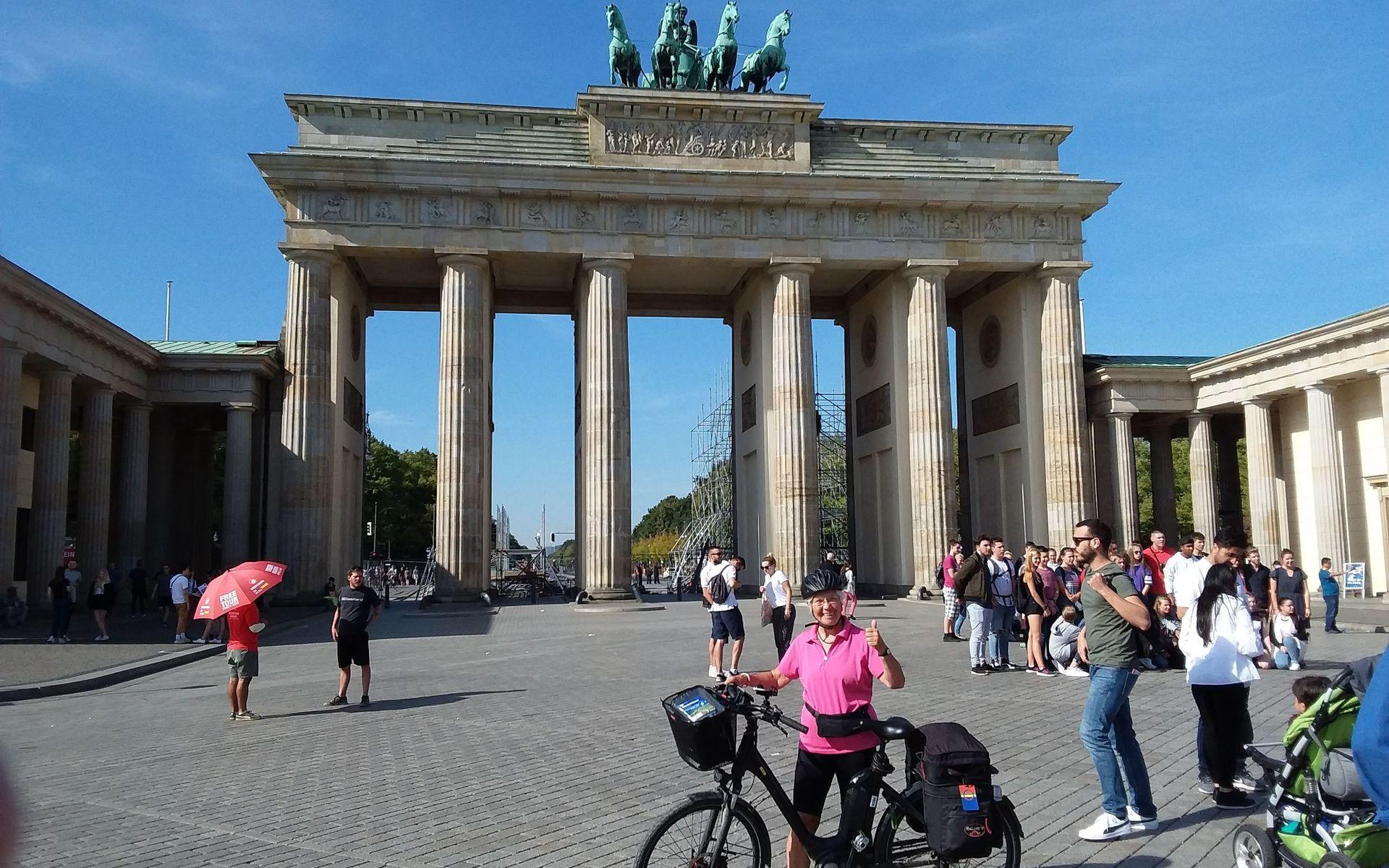 Som ung bodde Ingrid fyra år i Berlin. Så det var med en speciell känsla som hon stannade till i den tyska huvudstaden under sin cykeltur. Här poserar hon framför Brandenburger Tor.