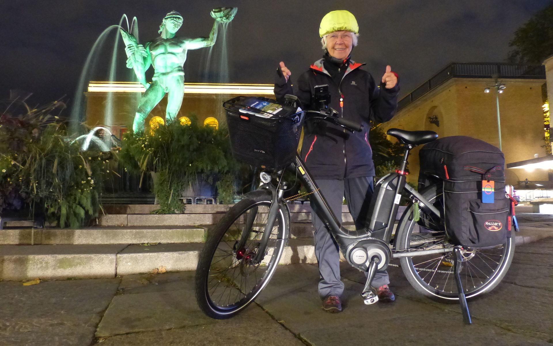 Ingrid förevigad på Götaplatsen efter att ha avslutat sin cykeltur upp genom Europa.