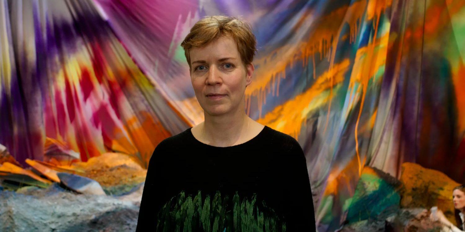 Den tyska konstnären Katharina Grosse framför installationen &apos;Untitled Trumpet&apos; under konstbiennalen i Venedig 2015.