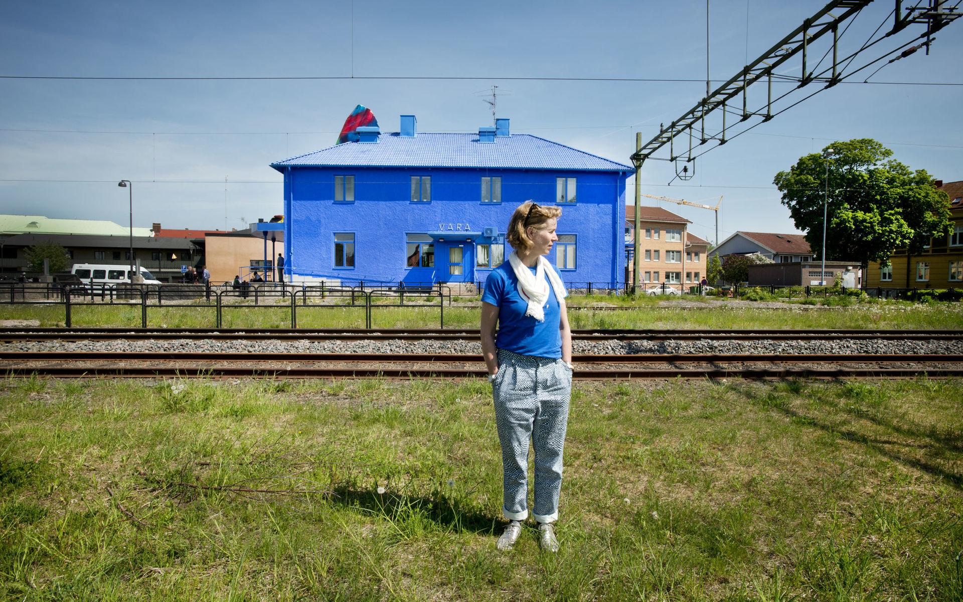 Katharina Grosse har redan varit verksam i Sverige vid flera tillfällen. 2012 förvandlade hon exempelvis Vara resecentrum till det gigantiska och färgsprakande konstverket <em id="emphasis-8c57187d44185162de49f960ea19a584">Blue Orange</em>.